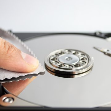 Cleaning a hard drive disk with a microfiber cloth