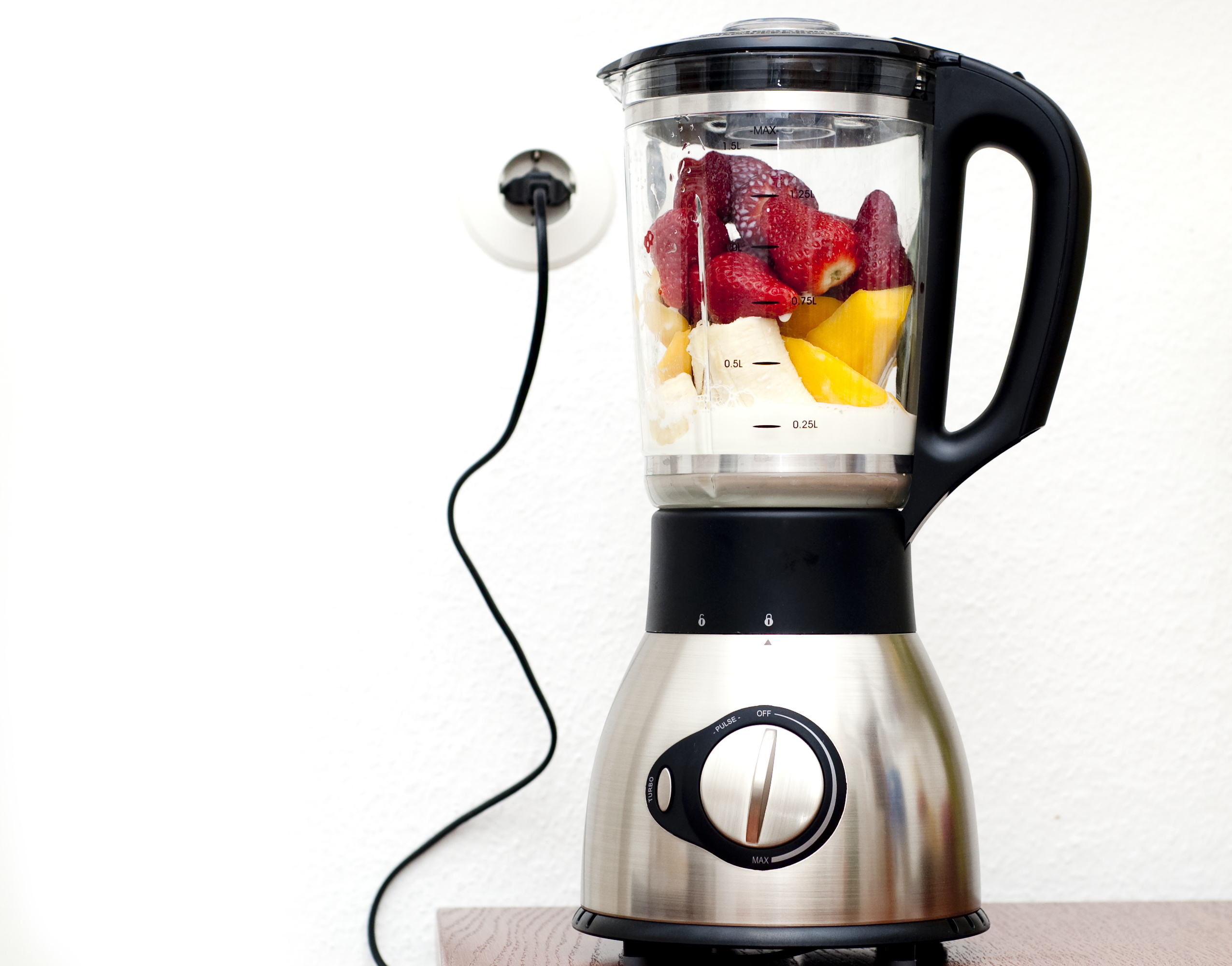 https://www.bestreviewguide.com/images/article/Foods%20you%20should%20never%20put%20in%20the%20blender.jpeg