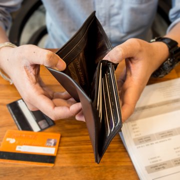 man checking empty wallet debt consolidation