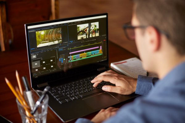 video editing software wondershare filmora man editing video on laptop 