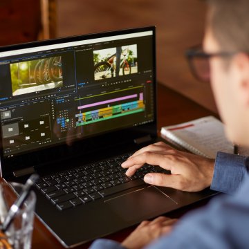video editing software wondershare filmora man editing video on laptop 
