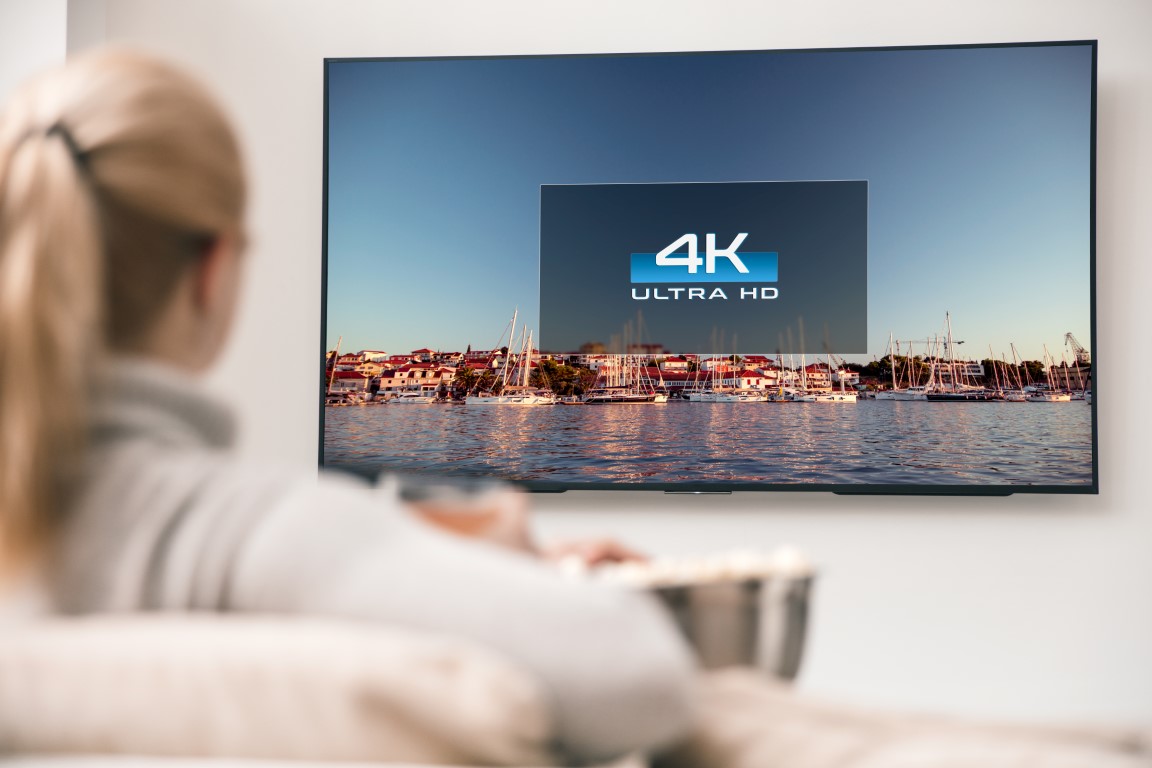 clear image coming from 4k tv screen that is wall mounted