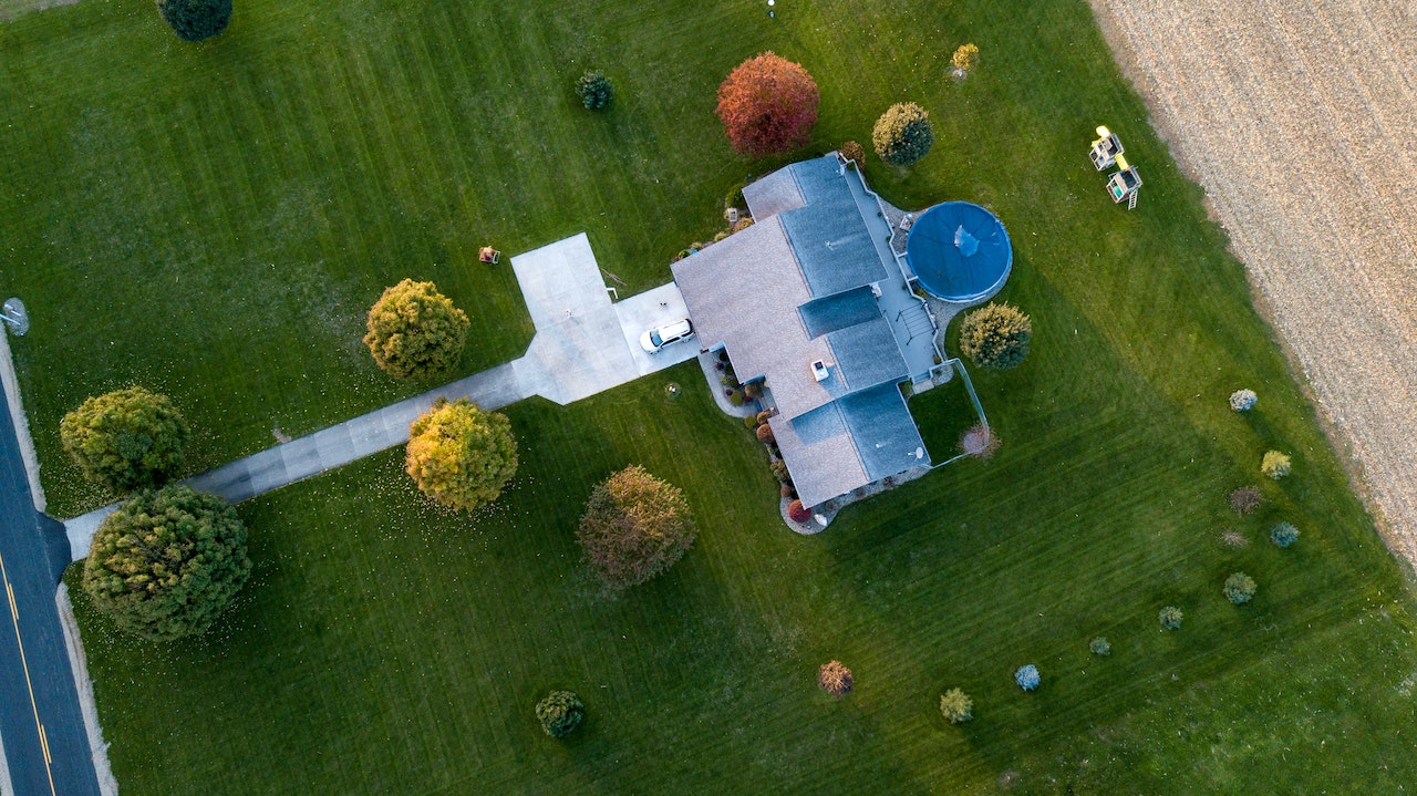 birds eye view of  a nice green lawn around a blue house