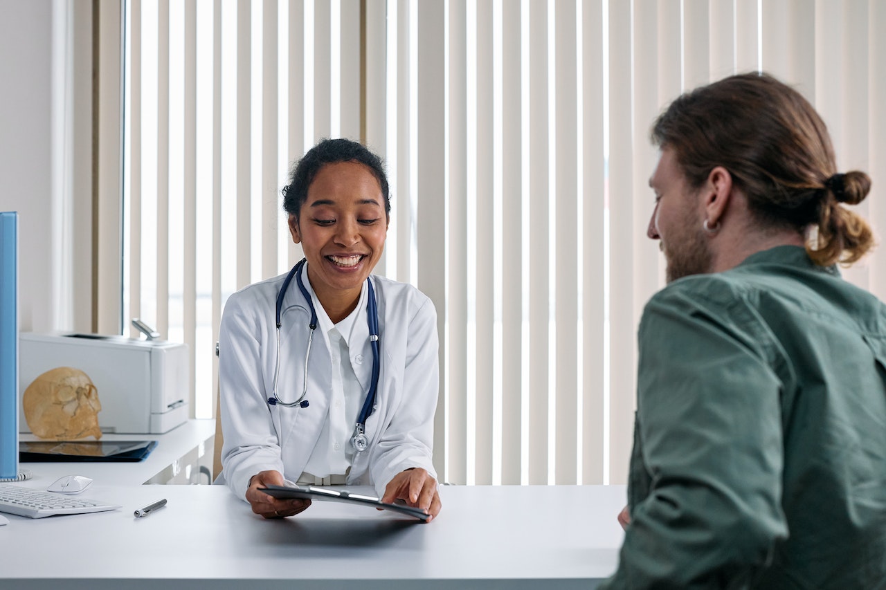 patient and doctor having a meeting