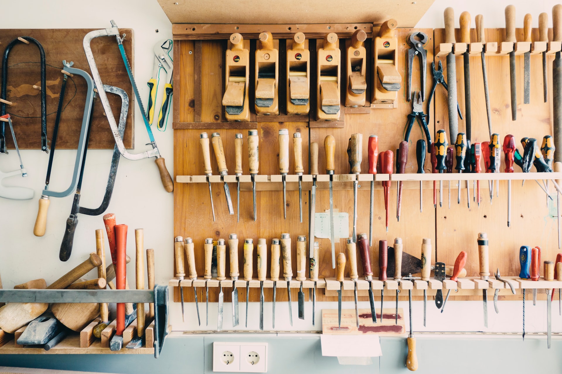 a bunch of woodworking tools hanging in a tool case